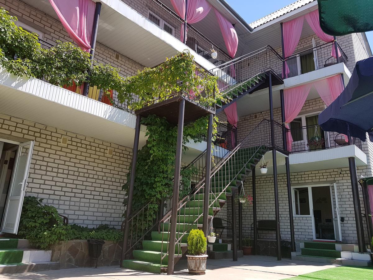 Hotel Flamingo Zaliznij Port Kültér fotó